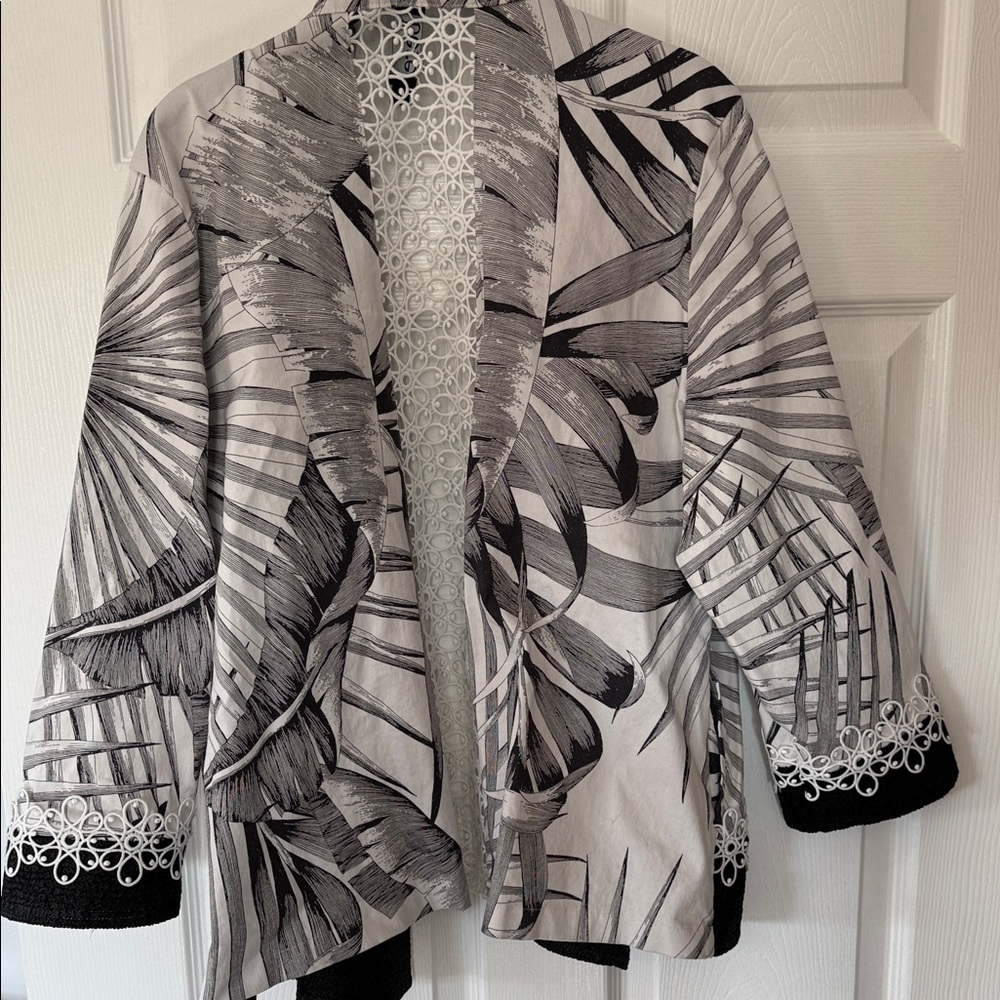 Berek Black, White and Gray Leaf Pattern Jacket - image 4